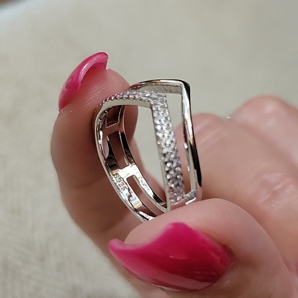 STERLING SILVER CZ CHEVRON RING - Picture 6 of 6